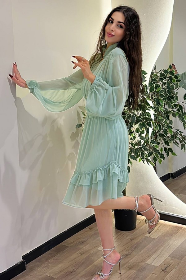 فستان تيفاني قصير من الشيفون بأزرار أنيقة