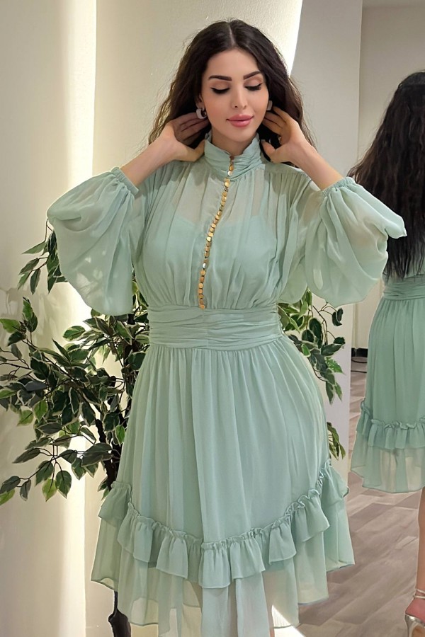 فستان تيفاني قصير من الشيفون بأزرار أنيقة