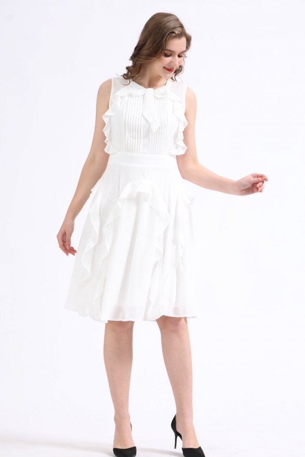 فستان قصير شيفون أبيض كسرات مطعم بالدانتيل
