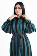 فستان من الكريب بتقليمات عريضة مع حزام أسود