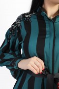 فستان من الكريب بتقليمات عريضة مع حزام أسود