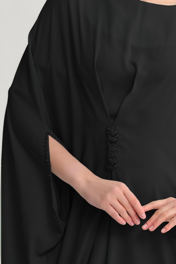 جلابية واسعة مع بروش بالخصر 