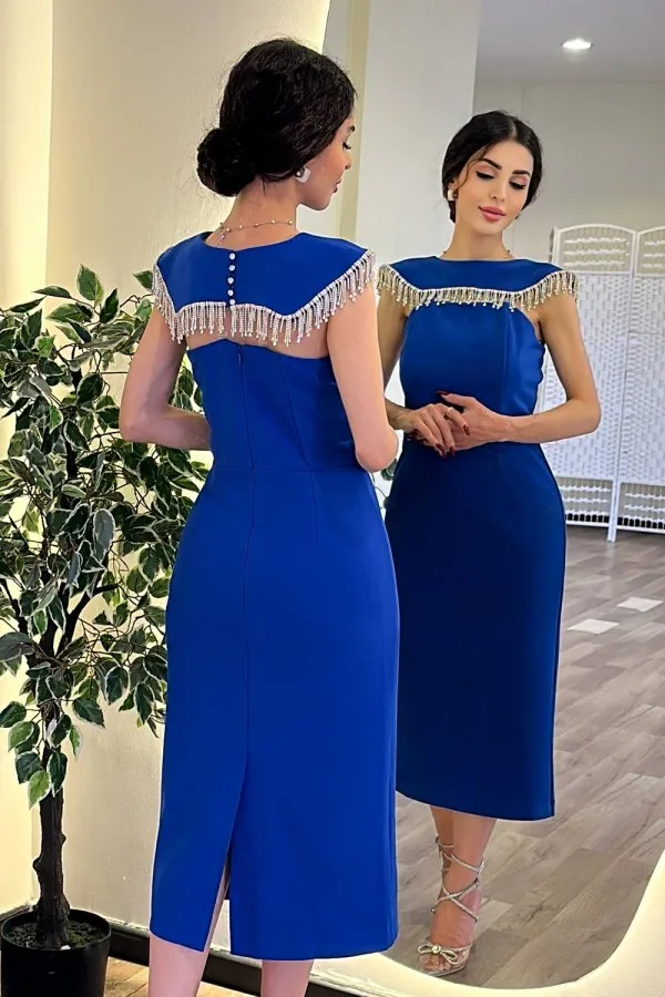 فستان نيلي سهرة من الكريب مزين بإكسسوار أنيق